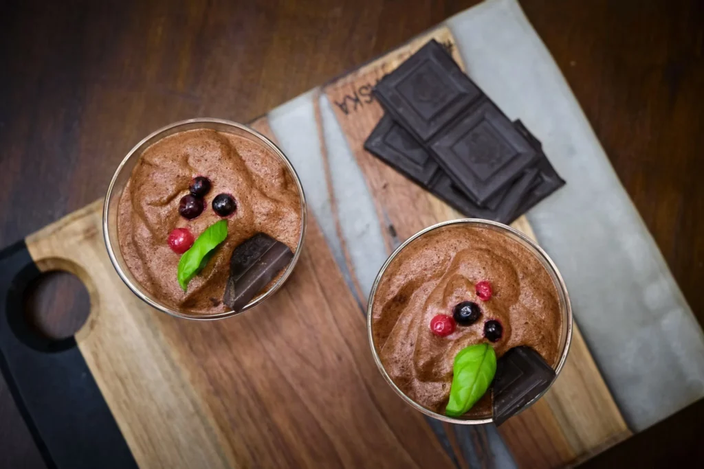 Două pahare cu mousse de ciocolată și avocado