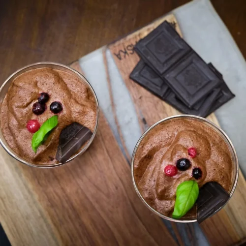 Două pahare cu mousse de ciocolată și avocado
